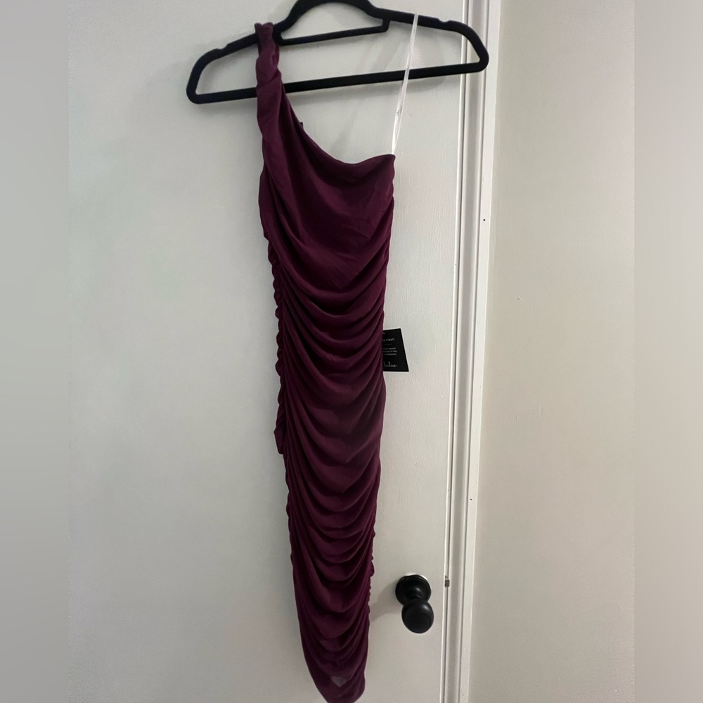 Lulu’s Maroon ruched bodycon one shoulder midi dress